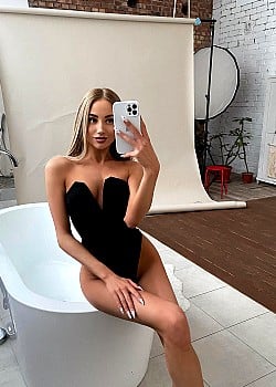 Yuliana Deryagina image 2 of 3