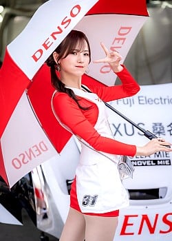 Yumi Tomono image 2 of 4