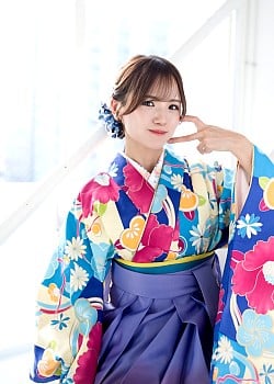 Yumi Tomono image 4 of 4