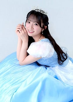 Yuna Akiyama image 3 of 3