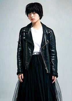 Yurina Hirate image 1 of 2