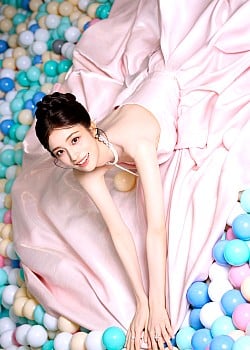 Zhong Lili image 4 of 4