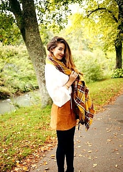 Zoe Sugg image 2 of 3