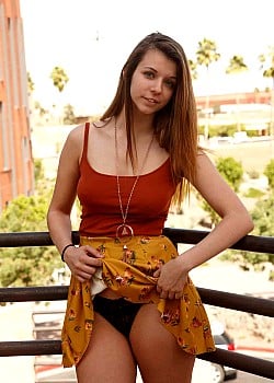 Zoey Lee image 2 of 4