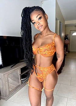 Zuri Bella Rose image 1 of 4
