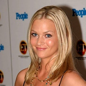 A.J. Cook - Free pics, galleries & more at Babepedia