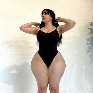 Amelia Curvy