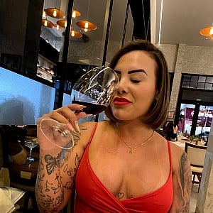 Dessinha Wife