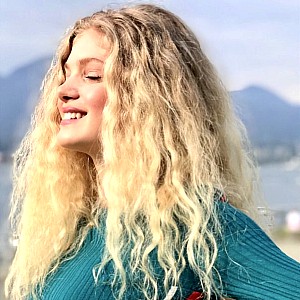 Elena Kampouris