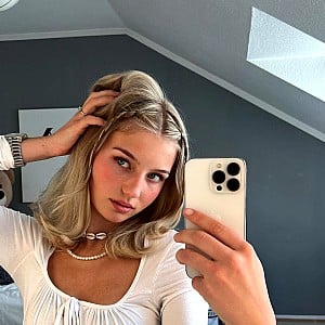 Elena Zoe