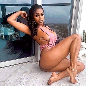 Elle DaCruz