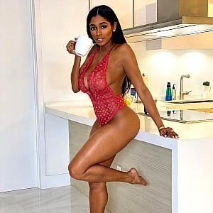 Elle DaCruz