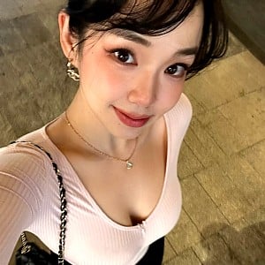 Eva Zhou