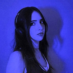 Gabriela Bee