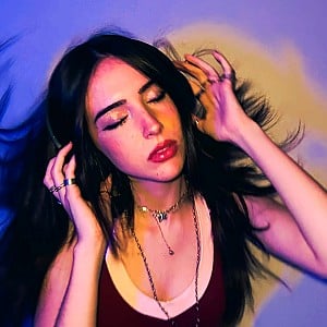 Gabriela Bee