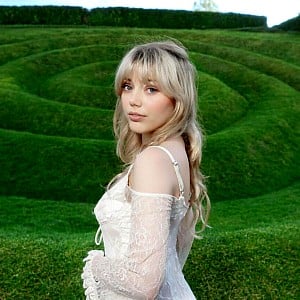 Grace Van Dien