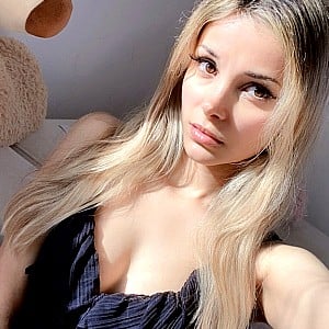 Holly Cerise
