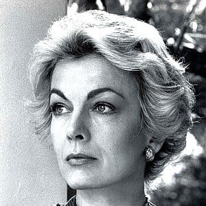 Joanna Barnes