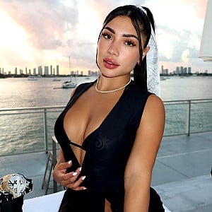 Laura Van Salazar