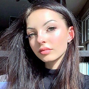 Lily B (Instagram)