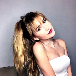Mia Maples