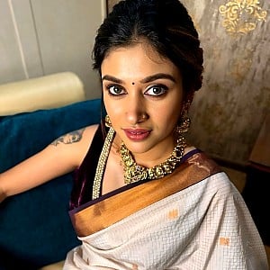 Oviya Helen