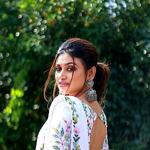 Oviya Helen