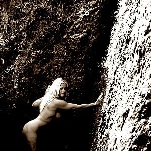 Raye Hollitt