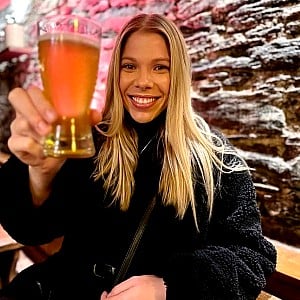Samantha Brown (Actress)