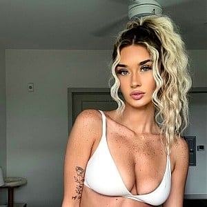Shania Mae (Model)