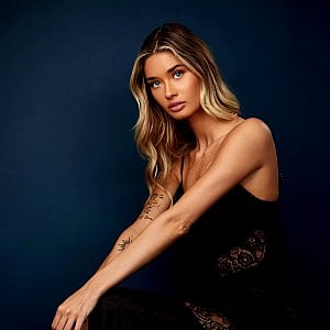 Shania Mae (Model)