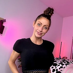 Skye Hotwife