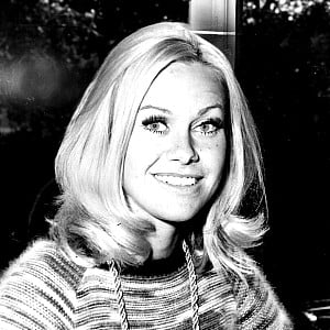 Suzanna Leigh