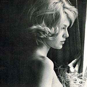Suzanna Leigh
