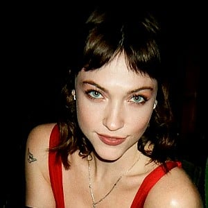 Violett Beane