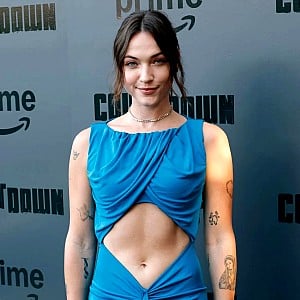 Violett Beane