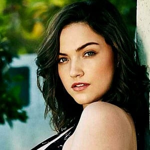 Violett Beane