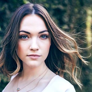 Violett Beane