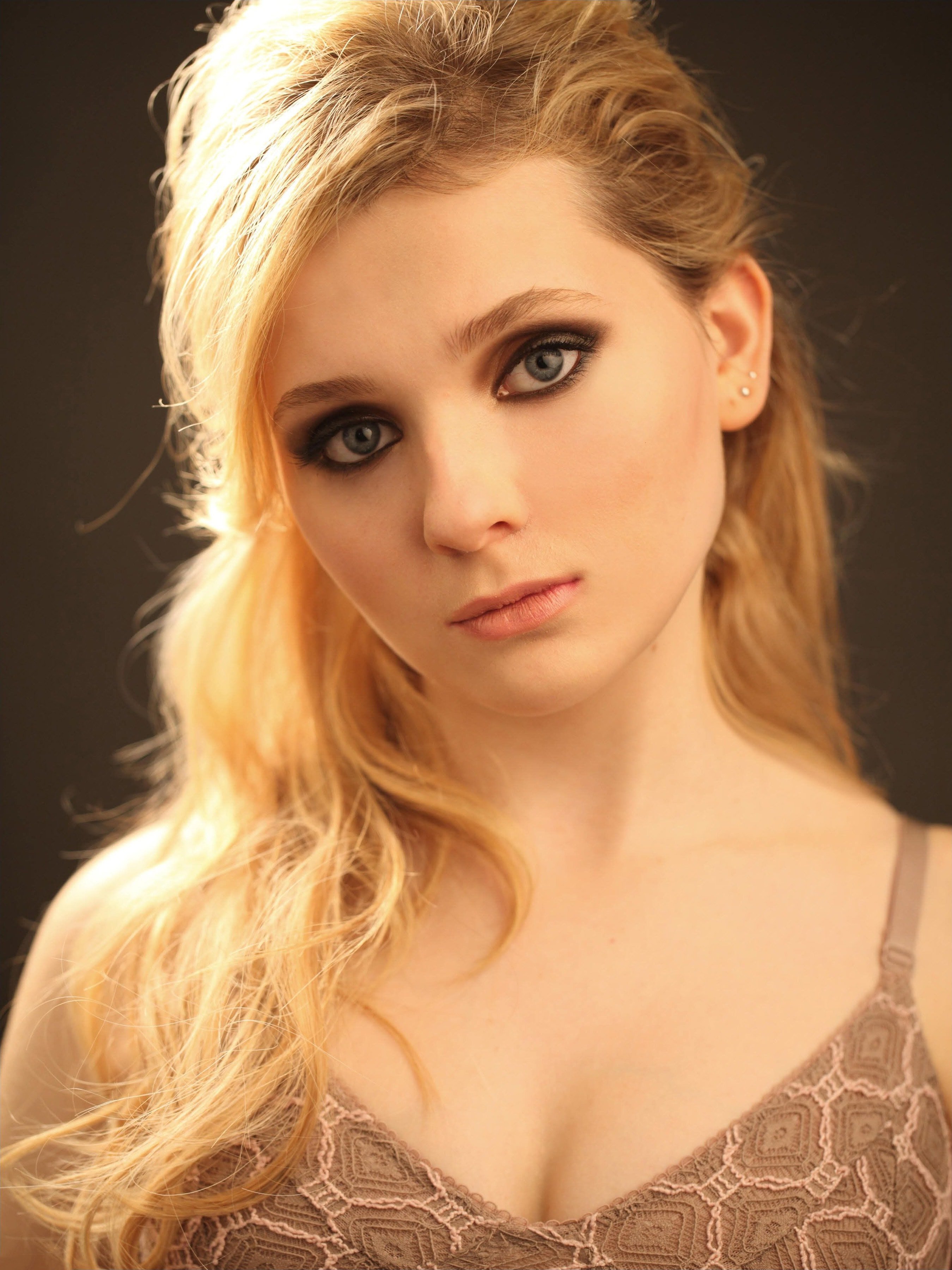 Abigail Breslin - Free pics, galleries & more at Babepedia
