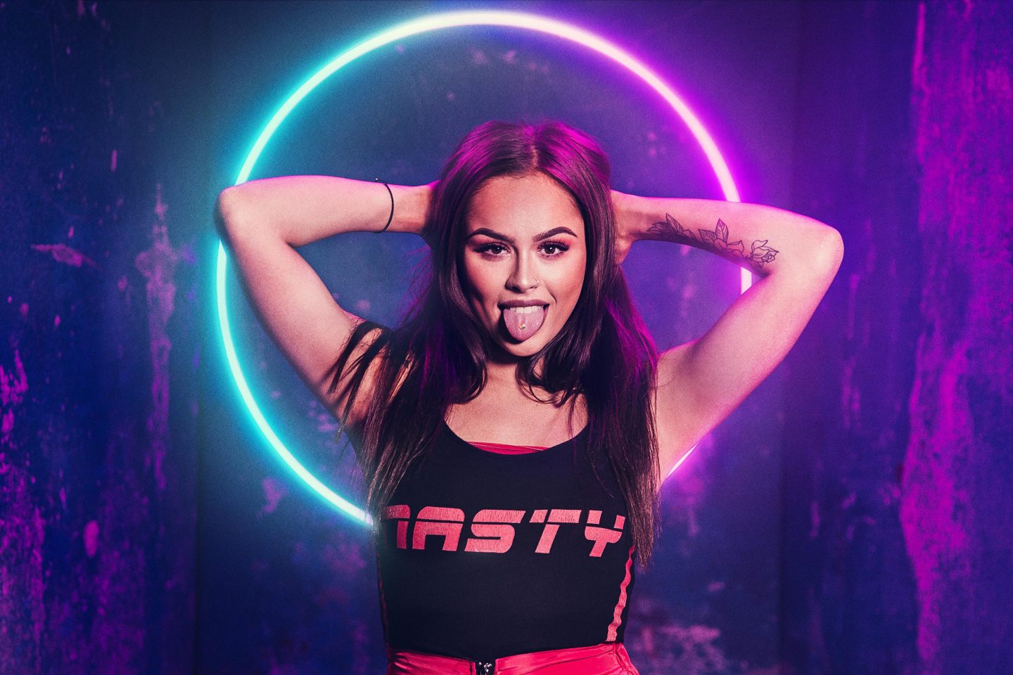 Aiden Bradbury - Dziewczyna hooterów, Gwiazda reality show