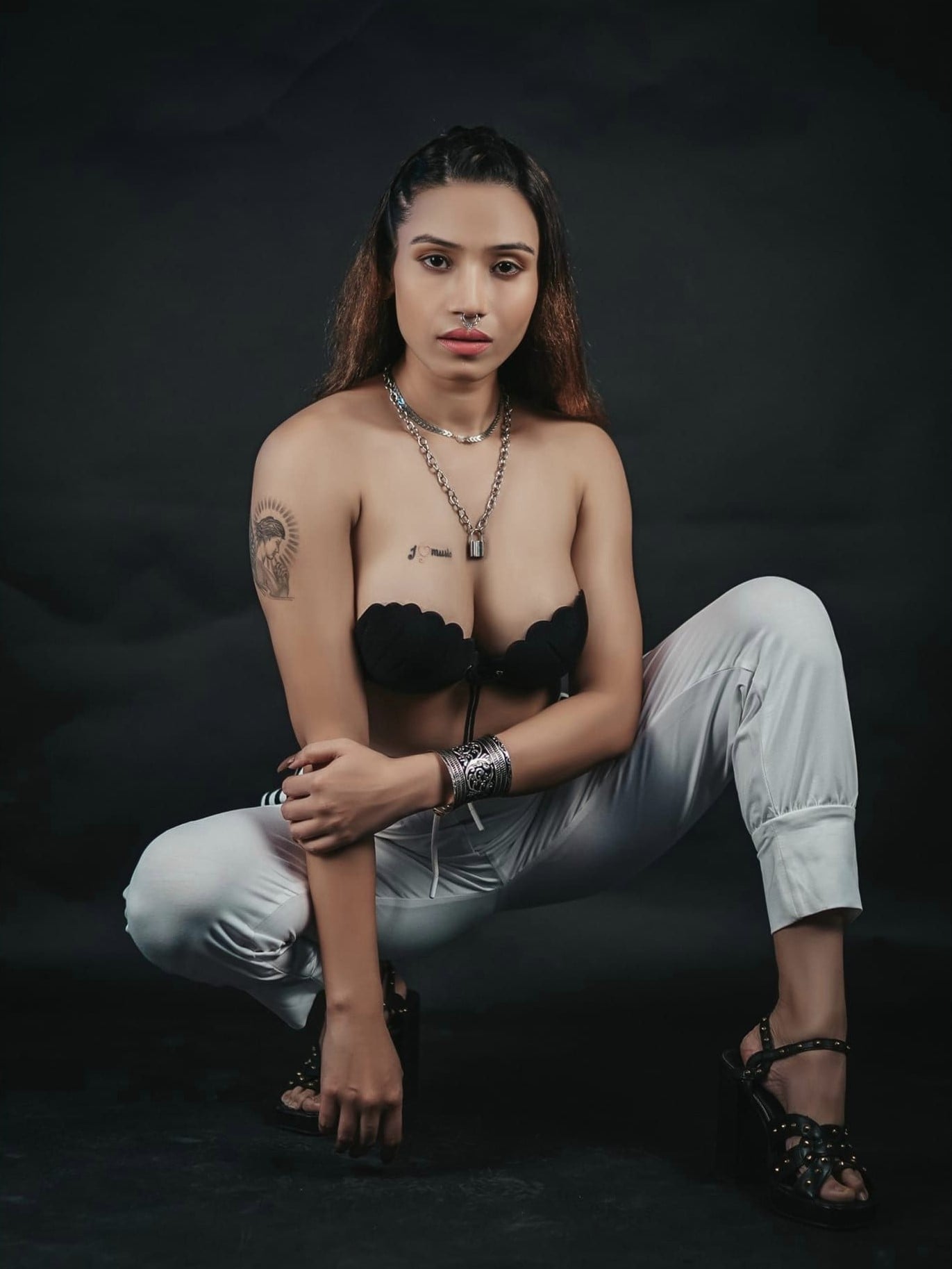 Alendra Bill - Free nude pics, galleries & more at Babepedia