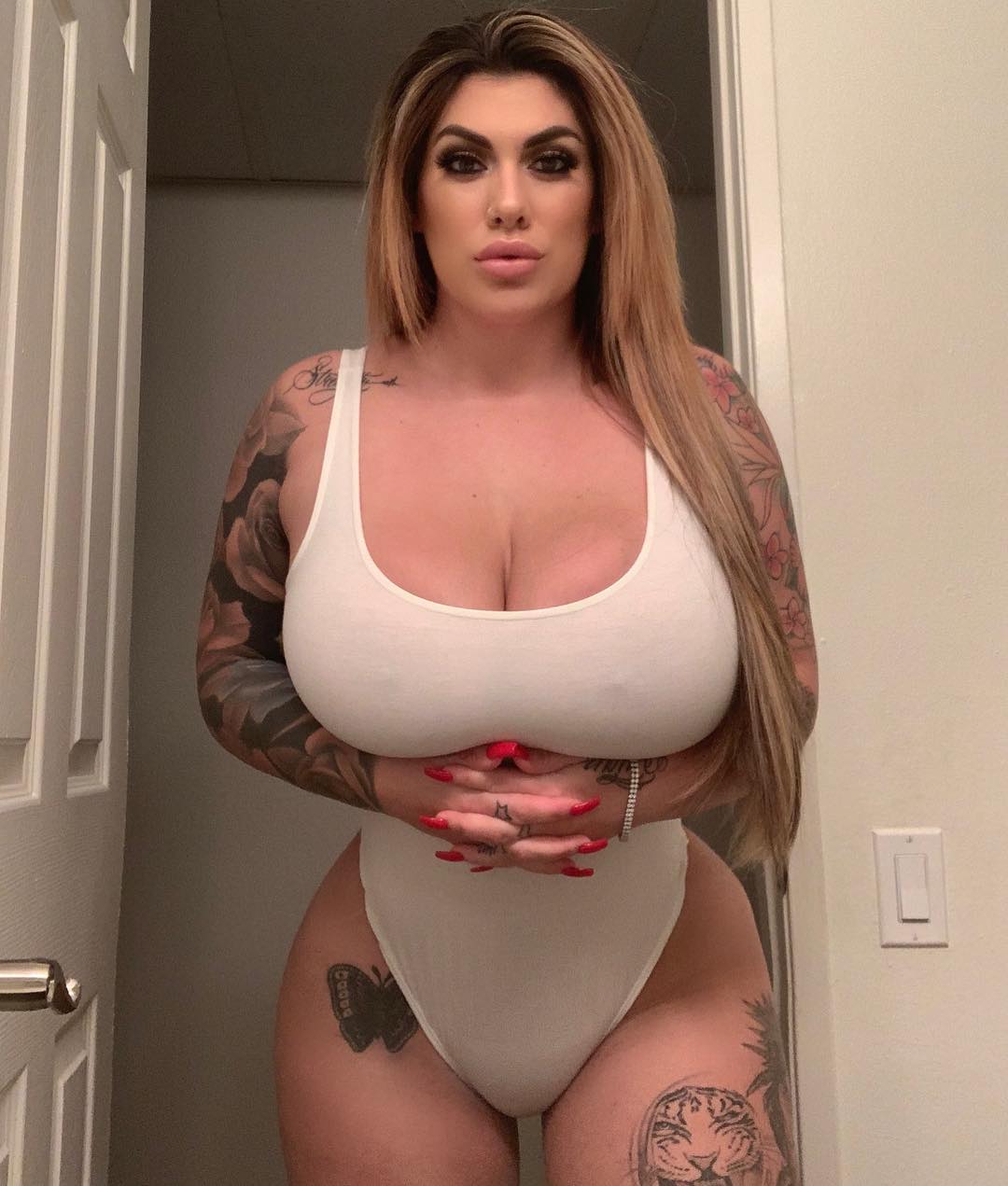 Indulge in the Sultry World of Ana Lorde's OnlyFans Gallery