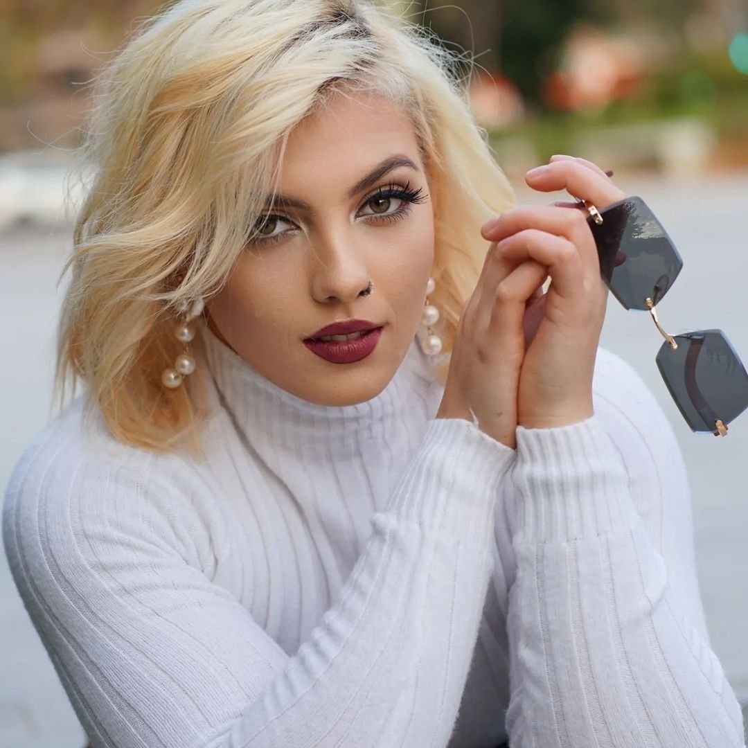 Andrea Blonde - Free pics, galleries & more at Babepedia