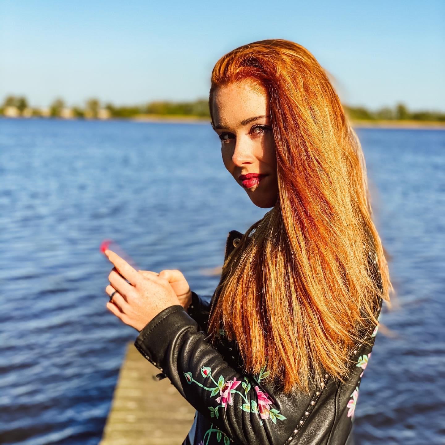 Antoinette De Jong - Free pics, galleries & more at Babepedia
