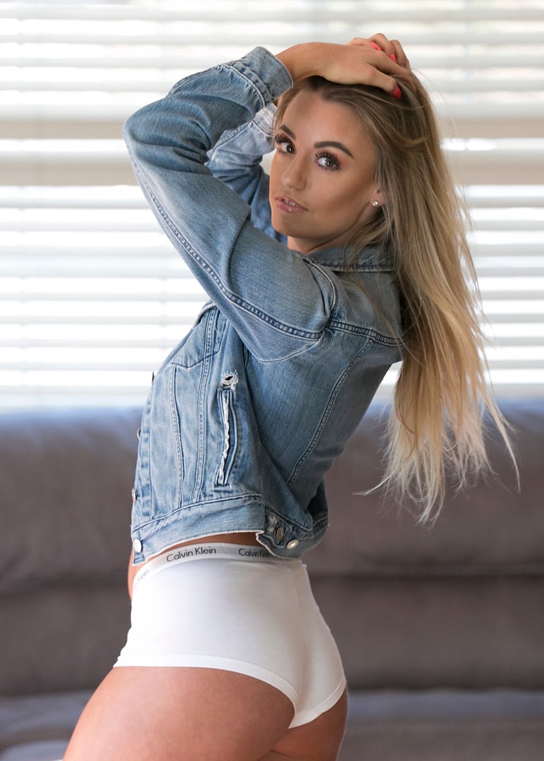 Arianna Sophia - Free pics, galleries & more at Babepedia