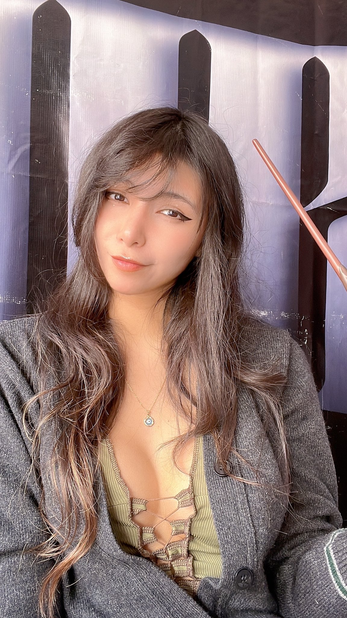 Ary Vilchis en una pose elegante y sensual