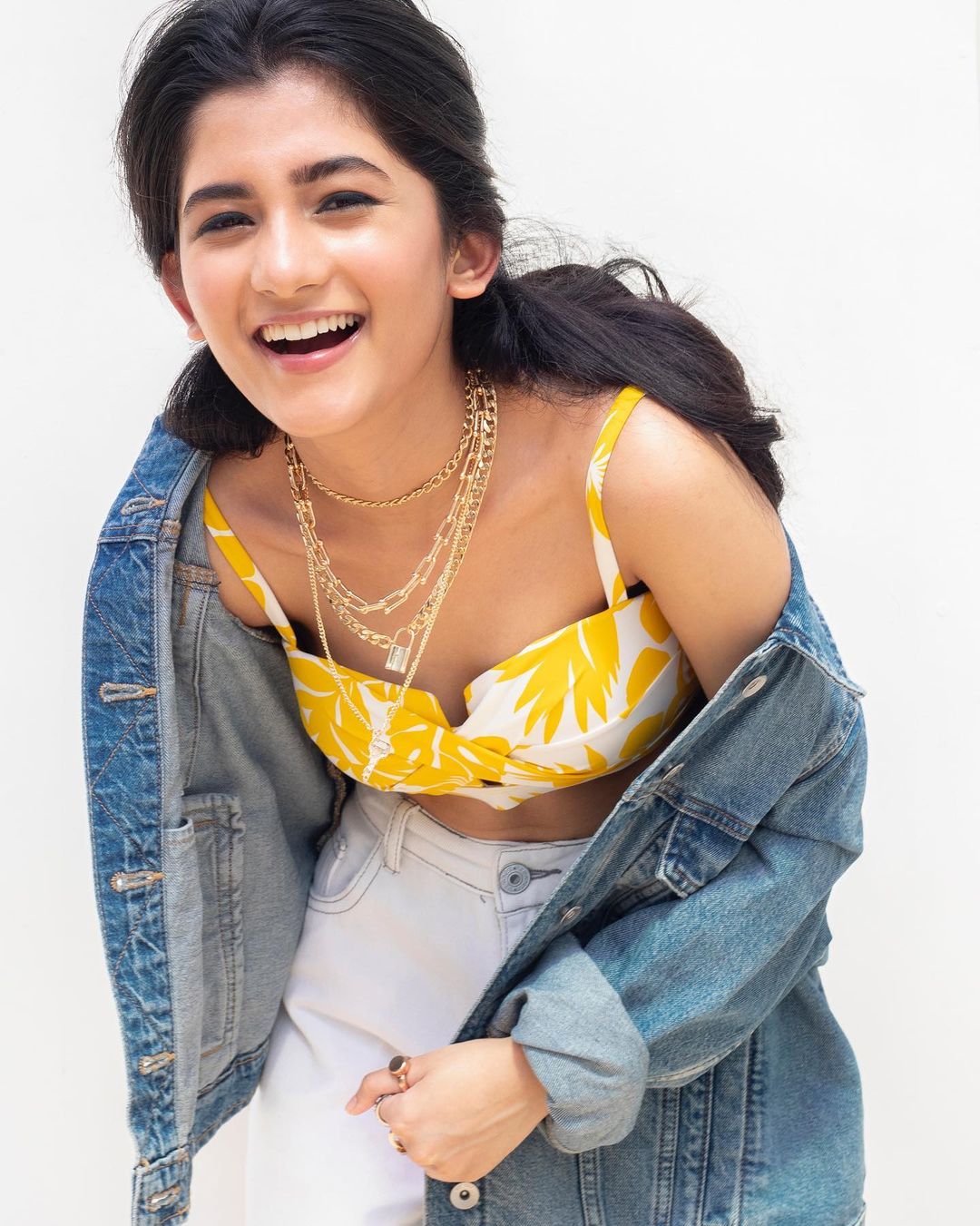 Ashlesha Thakur - Free pics, galleries & more at Babepedia