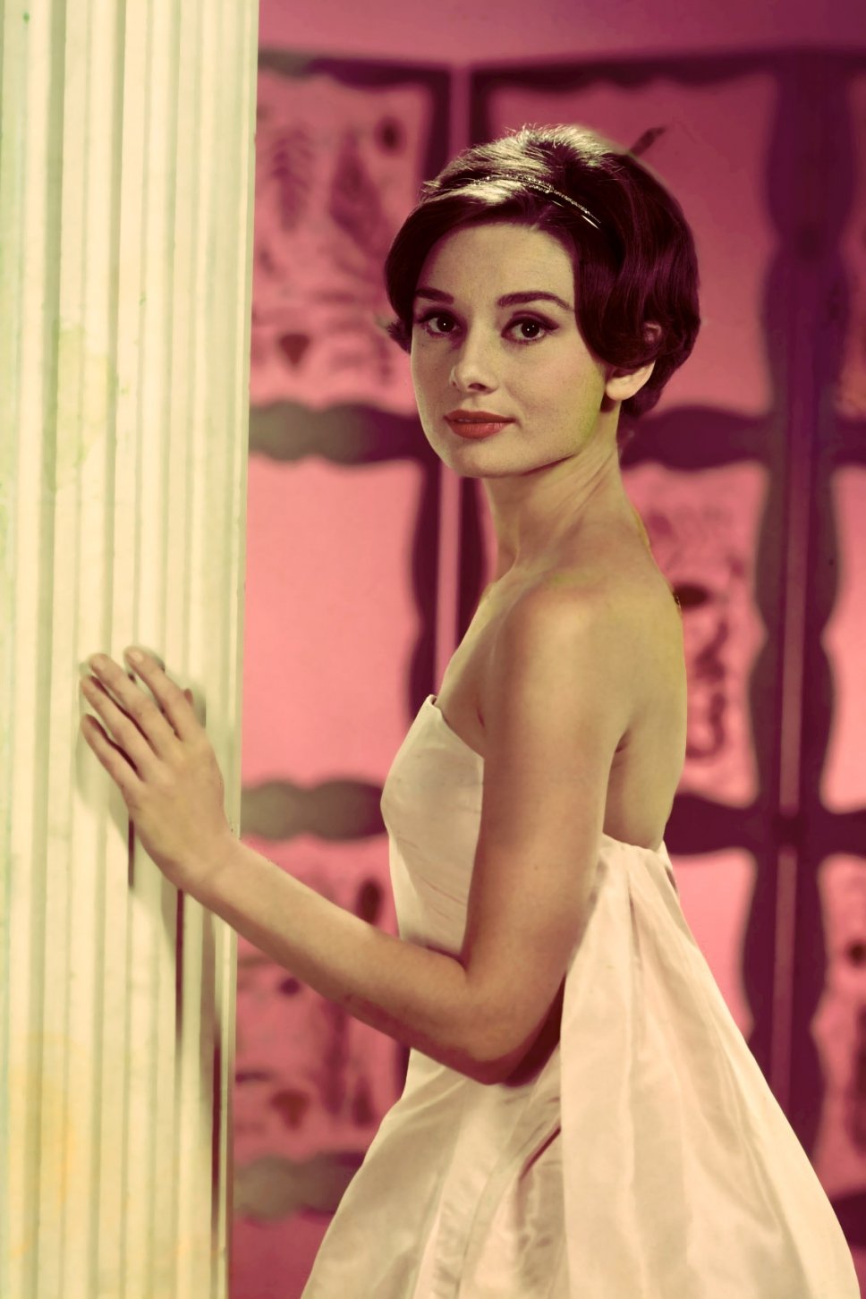 Audrey Hepburn - Free pics, galleries & more at Babepedia