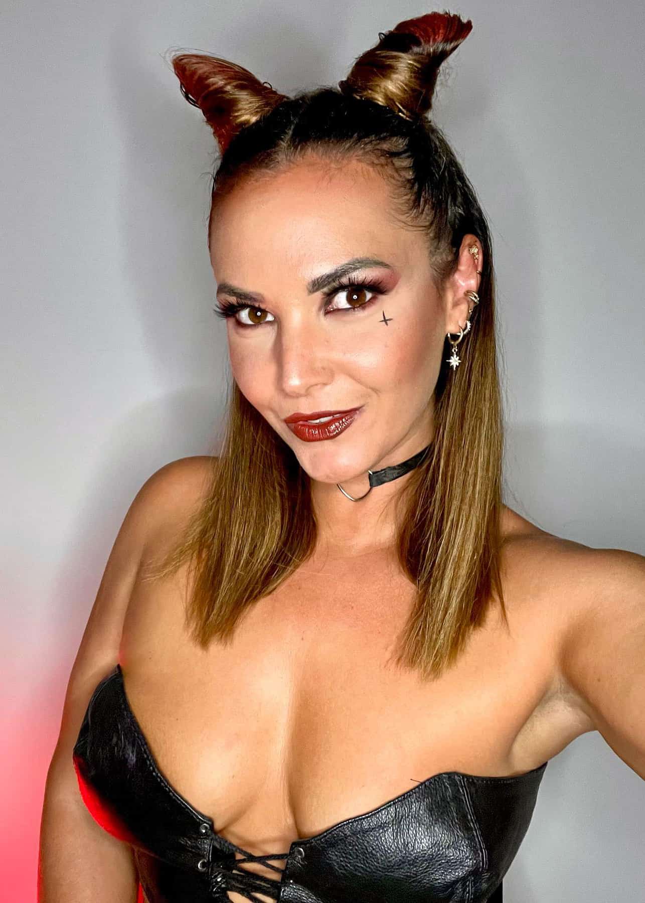 Ava Moore - Free nude pics, galleries & more at Babepedia
