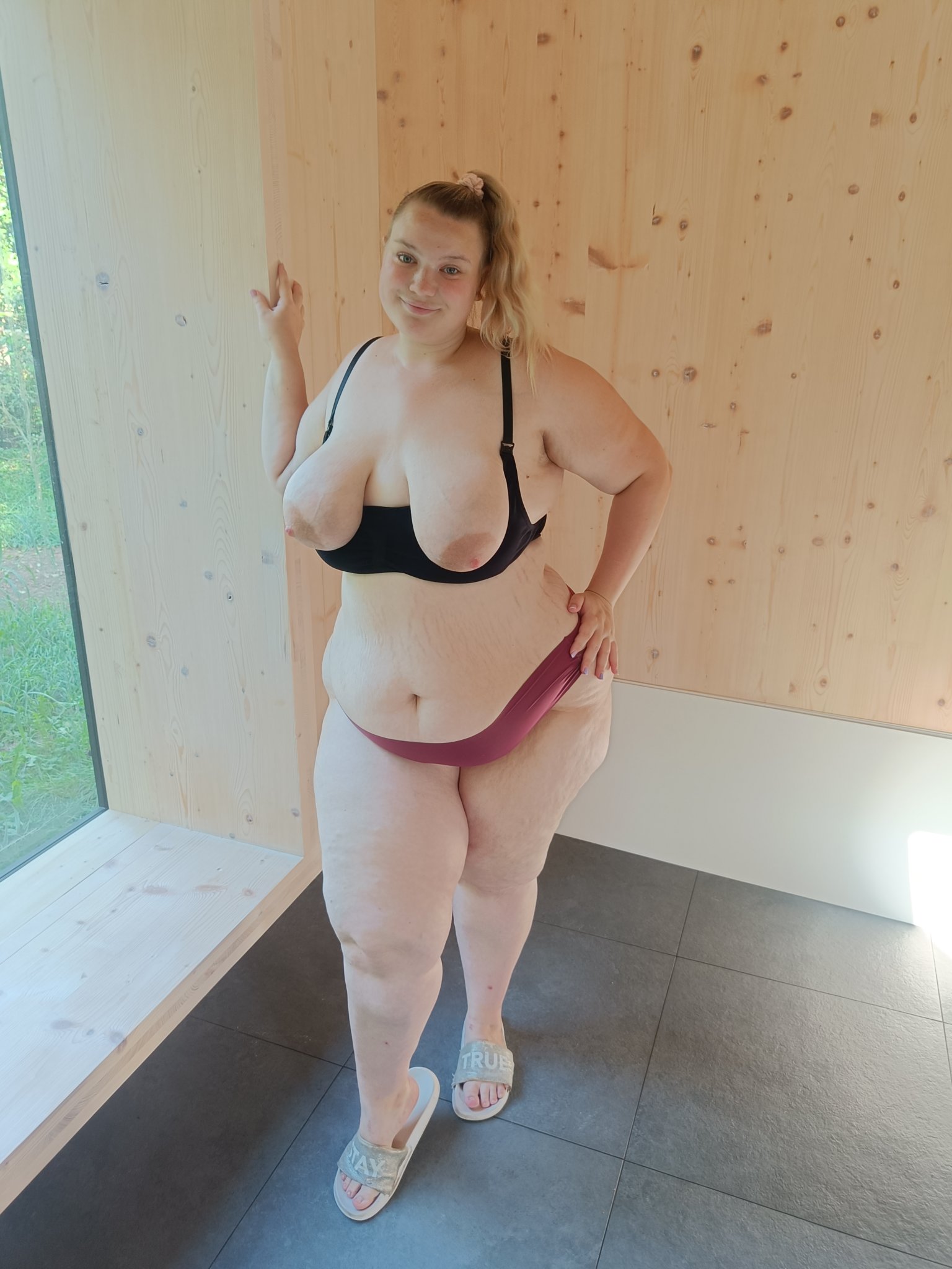 Bootyassgirl's inviting glance